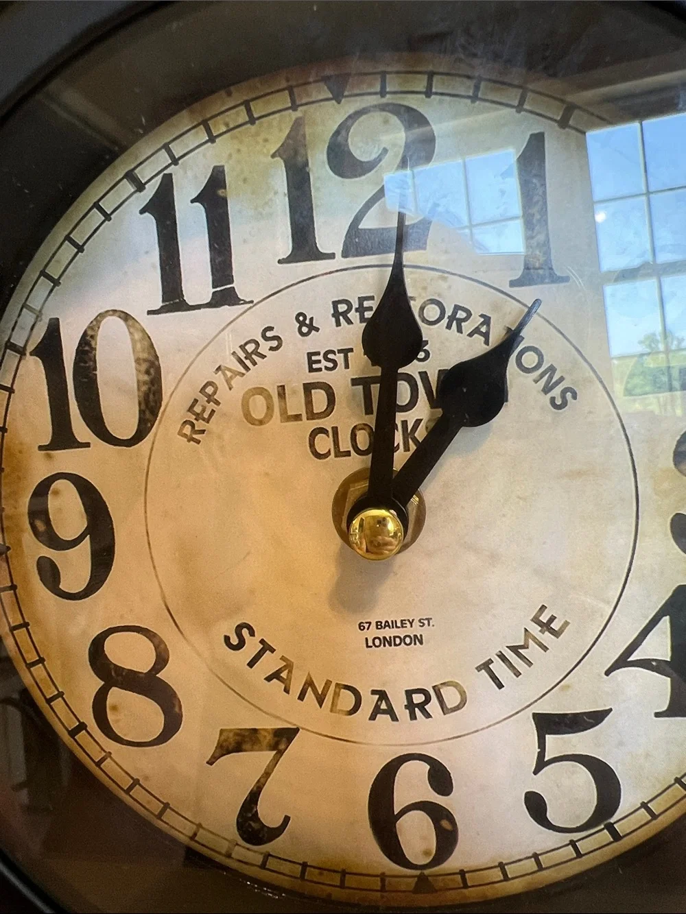 Black Vintage-Style Table Clock
